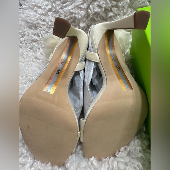 Sam Edelman Leana pearl ivory silk heels with Flower Wedding, Formal size 9.5 - Picture 4 of 8